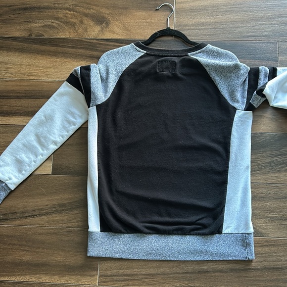 Woman’s Roots Canada 🇨🇦 Crewneck Sweatshirt - Picture 7 of 7